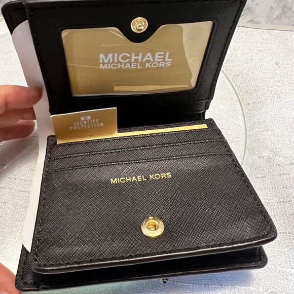 - Michael Kors wallet - Picture 1 of 4